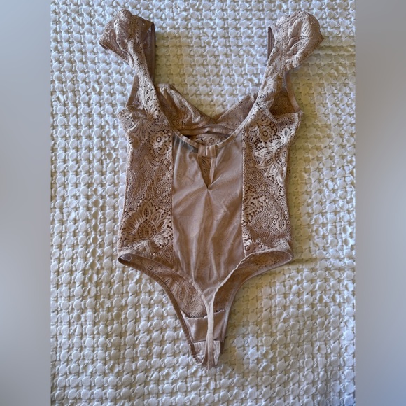 Victoria’s Secret Lace Bodysuit XS Nude Blush Sheer Lace Flutter Sleeve Lingerie - Picture 2 of 9
